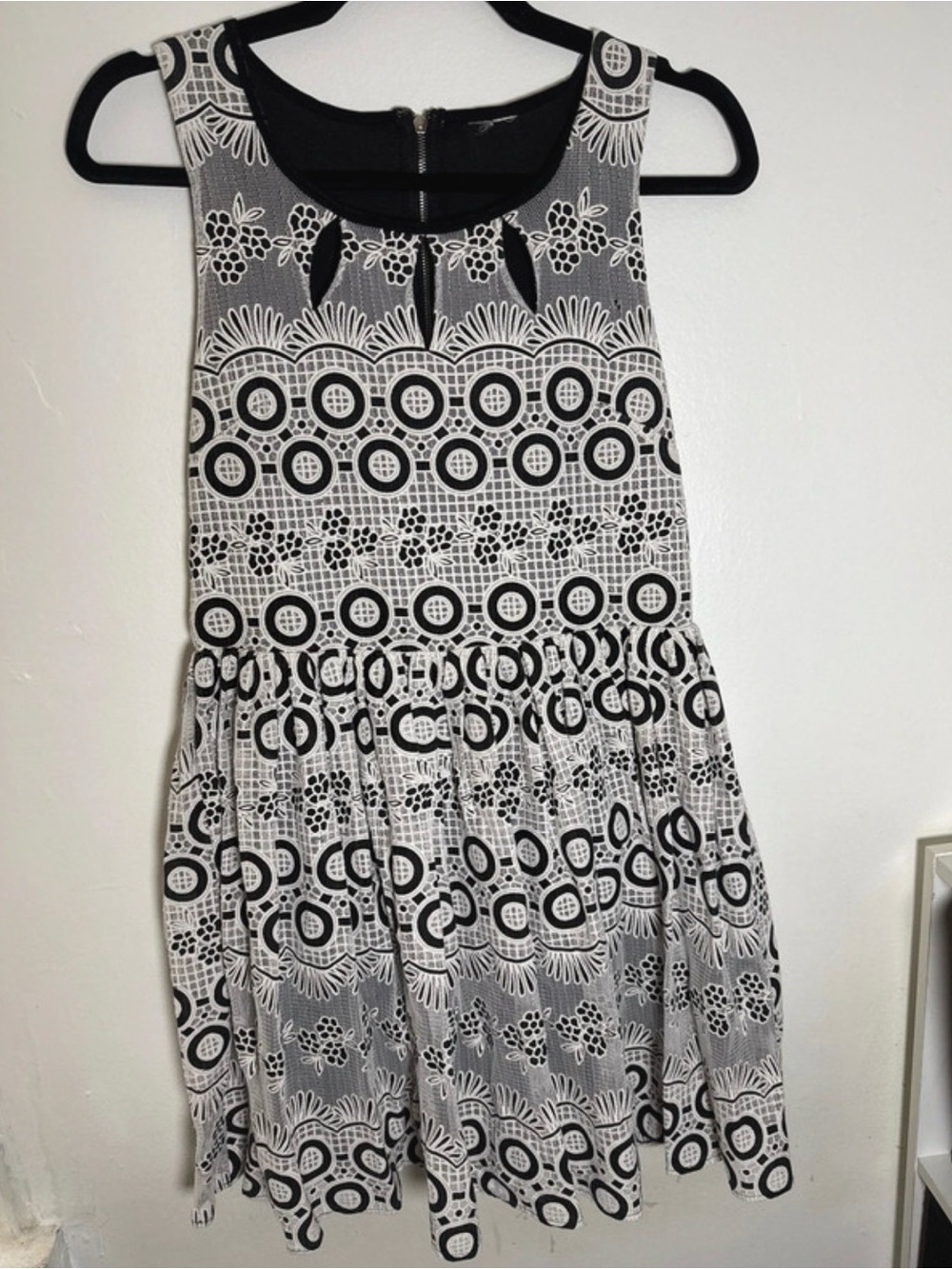 Alya Black & White Sleeveless Keyhole Midi Dress